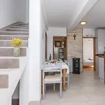 Сasa de vacaciones Four-bedroom With Sea View 01