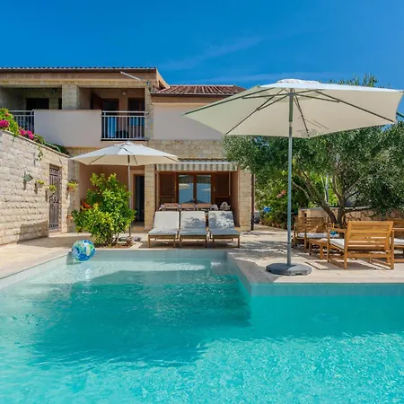 Four-bedroom With Sea View 01 Сasa de vacaciones Maslenica