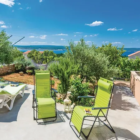 Сasa de vacaciones Four-bedroom With Sea View 01 Maslenica
