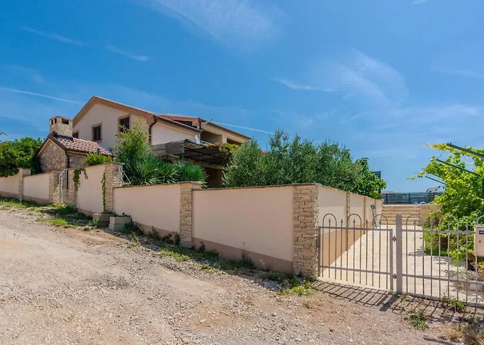 Four-bedroom With Sea View 01 马斯莱尼察